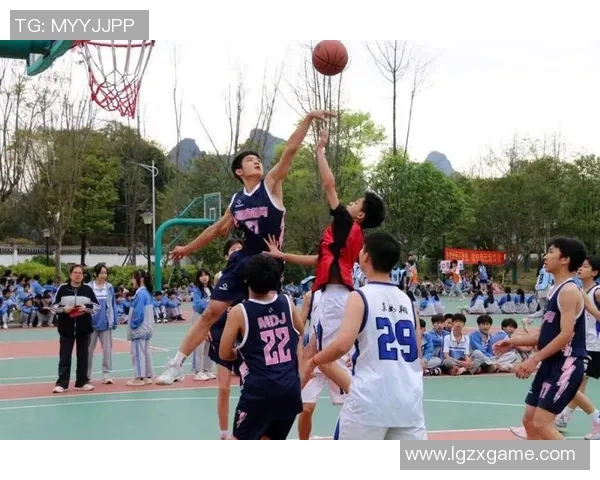 夏日阳光下的篮球场景色与青春活力的完美结合